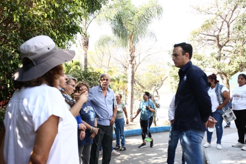 Daniel Mart&iacute;nez Terrazas y vecinos realizan jornada de pintura en la ciclopista del R&iacute;o Mayo