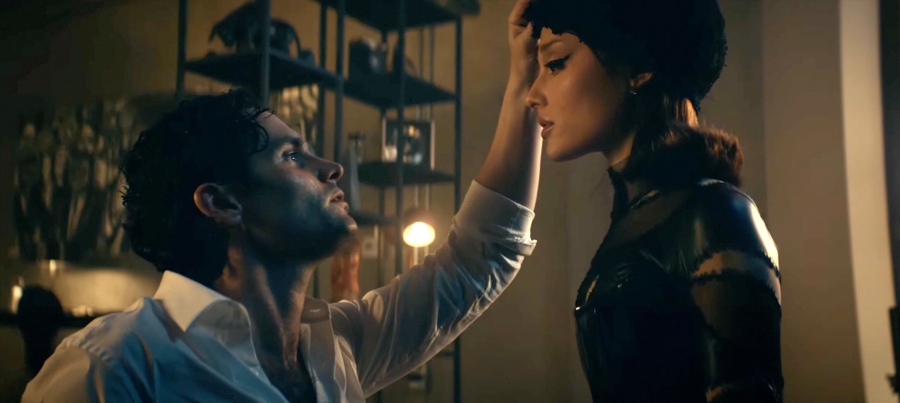 Ariana Grande lanza el video de 'The Boy Is Mine' con Penn Badgley