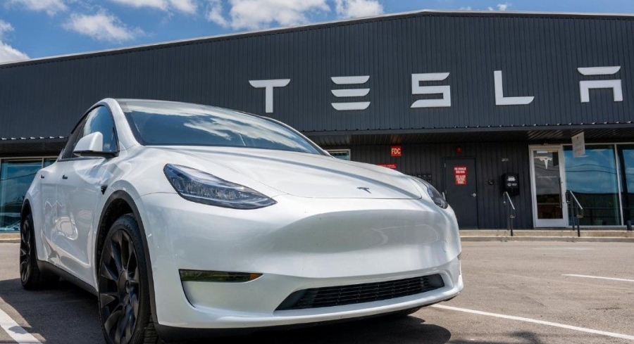 Tesla retira más de 100,000 autos por falla en cinturones de seguridad