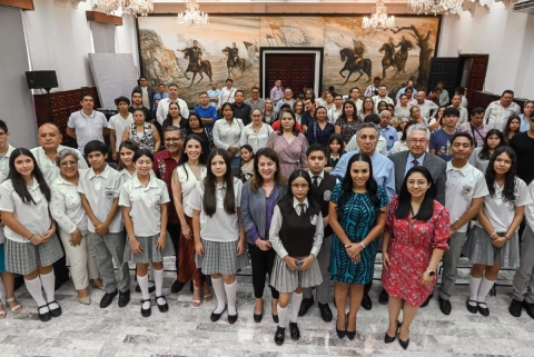La gobernadora Margarita González Saravia encabezó el acto de entrega de los lentes en el Salón Bicentenario del Palacio de Gobierno.
