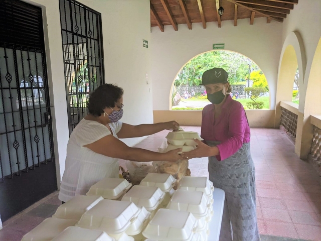 DIF Cuernavaca entrega comidas calientes a personas vulnerables