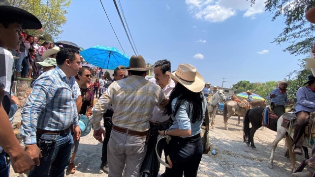 Tras el incidente, el legislador quiso ponerse de pie y caminar hacia la ambulancia. 