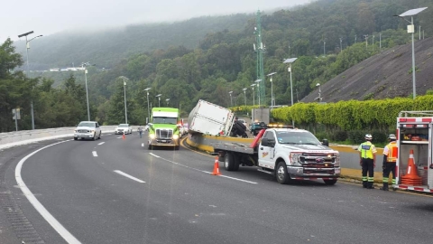 El camión causó daños en la estructura durante el impacto.
