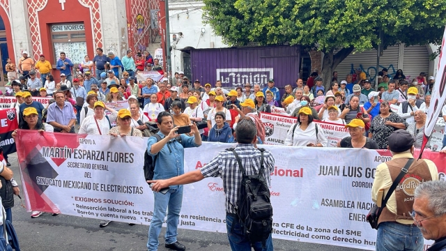 Protestan con bloqueo en avenida Morelos integrantes de ANUEE, frente a Profeco