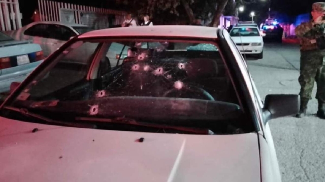 El auto en el que se encontraba el hombre que resultó herido recibió varios impactos.