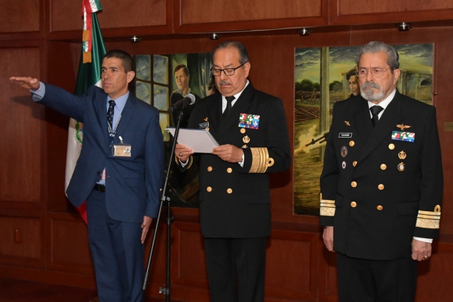 Contralmirante José Ramón Rivera Parga toma protesta como director general del AICM