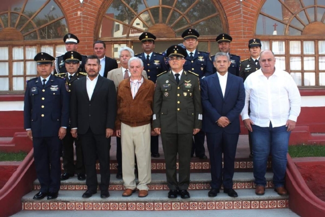 Asistentes al desayuno conmemorativo del día de la Fuerza Aérea.