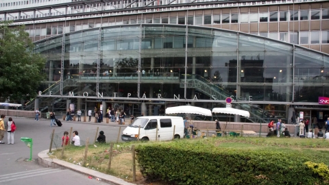 Polic&iacute;a en Par&iacute;s dispara a hombre armado con cuchillo en estaci&oacute;n de tren