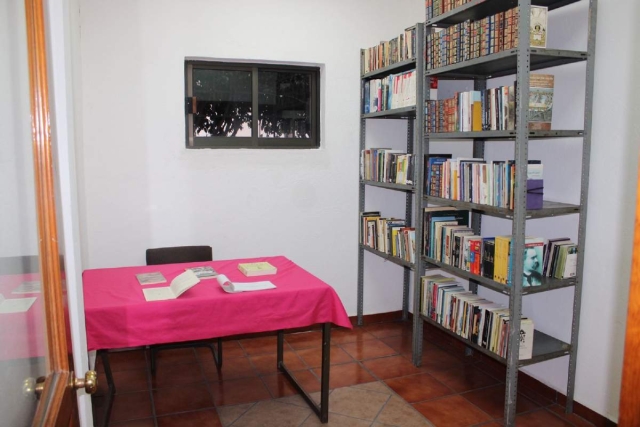 La sala inicia con 300 títulos.