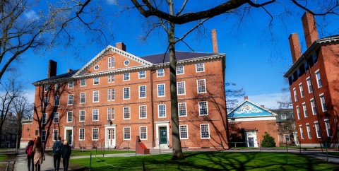 Jueza federal detiene temporalmente prohibición de Trump para matricular extranjeros en Harvard