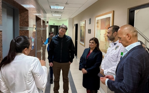 Brugada visita a policías hospitalizados tras marcha del 2 de octubre