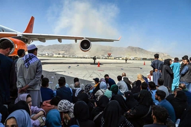 Filas kilométricas en el aeropuerto de Kabul.