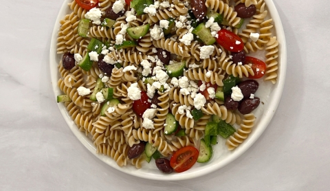 Ensalada de pasta griega: la receta fresca y completa que resuelves en solo diez minutos