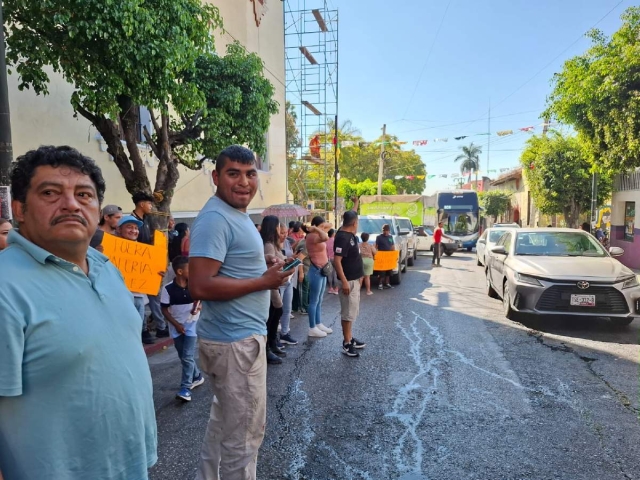 Los inconformes se manifestaron frente a las oficinas de la Coprisem, este viernes.