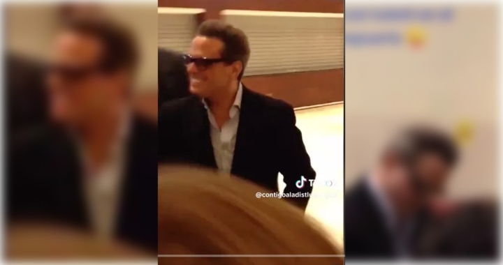 Fans encuentran a Luis Miguel en el aeropuerto y luchan por conseguir un autógrafo de él