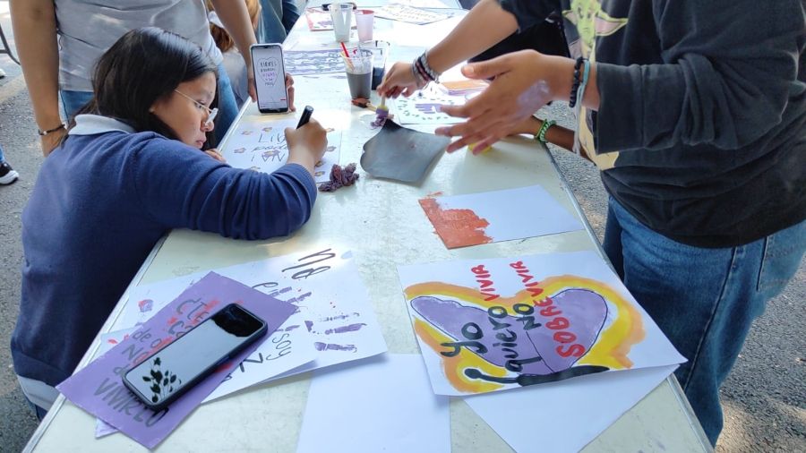 Elaboran estudiantes de UAEM pancartas para su participación en marcha del 8M