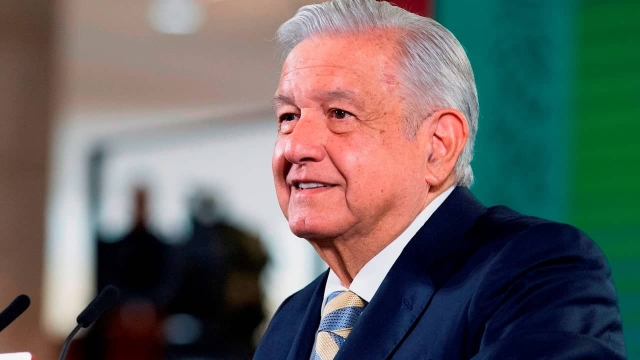 Llevan serenata a AMLO.