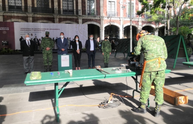 Encabeza gobernador ceremonia de destrucción de armamento asegurado y decomisado