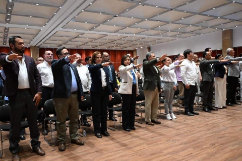 La rectora Viridiana Ayde&eacute; Le&oacute;n Hern&aacute;ndez y Alberto Gayt&aacute;n Alegr&iacute;a, director general de Educaci&oacute;n Superior, rindieron protesta como parte de la COPIEM.