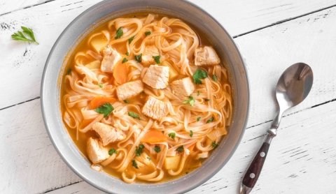 Receta | Aprende a preparar una sopa de tallarines con pollo paso a paso