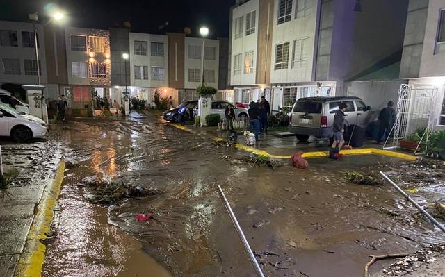 Inundación de aguas negras afecta a 300 viviendas en Valle de Chalco