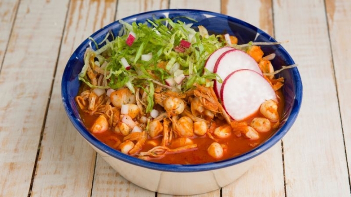 Con el sabor mexicano, así puedes cocinar un pozole rojo con carne de cerdo