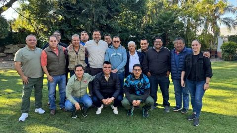 Representantes de medios de comunicaci&oacute;n y el titular del Indem, tras la reuni&oacute;n.