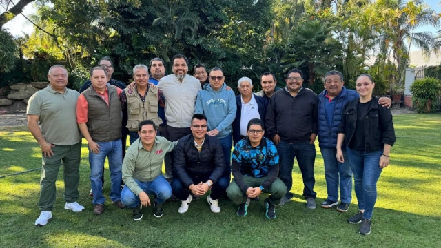 Representantes de medios de comunicaci&oacute;n y el titular del Indem, tras la reuni&oacute;n.