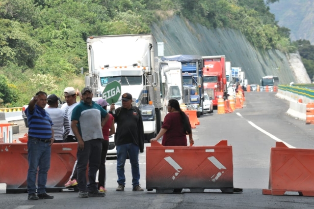 Bloqueo en autopista La Pera-Cuautla