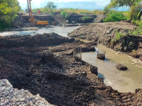 Autoridades del gobierno federal, supervisaron la obra que es financiada precisamente con recursos federales, pero no informaron del avance de la obra. 
