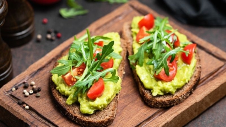 Tostadas de aguacate, cena para mantener la figura y tener un platillo saludable