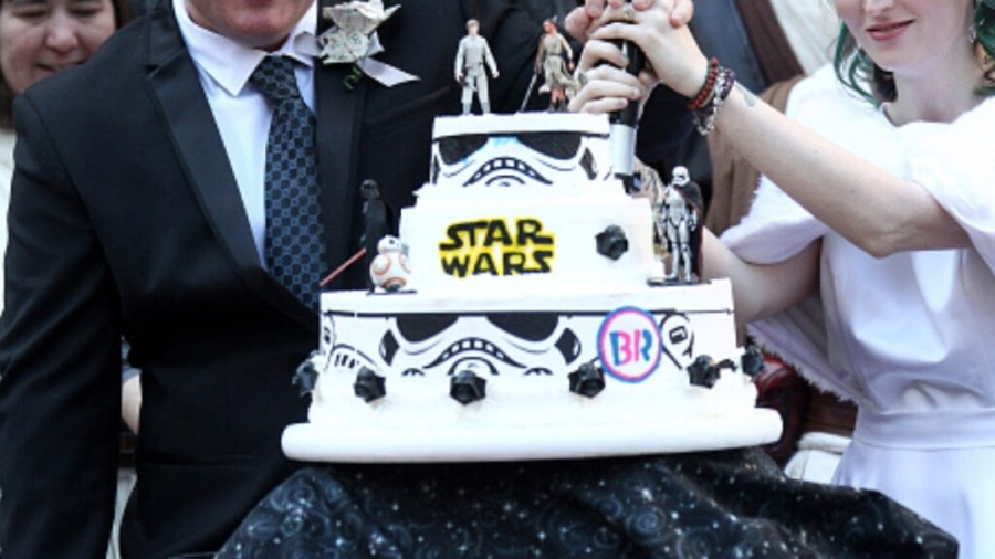 Novios Sorprenden con Épica 'Pelea' Nupcial Inspirada en 'Star Wars' y se Vuelven Virales