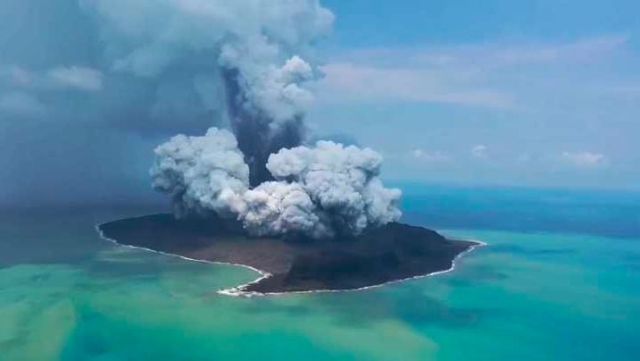 Envían por mar agua potable a Tonga; estará incomunicado un mes