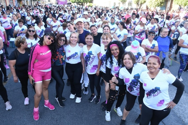 Más de 500 cuautlenses participan en clase de zumba