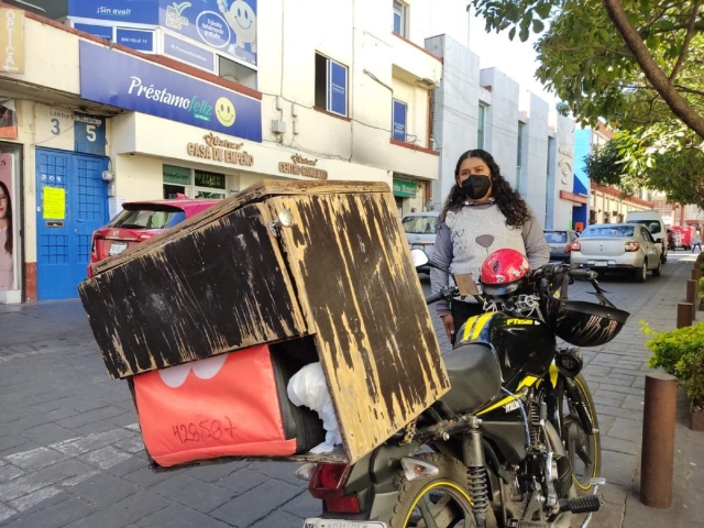 Comparte moto para entregar comida