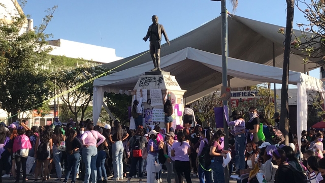Colectivos feministas marchan en Cuautla