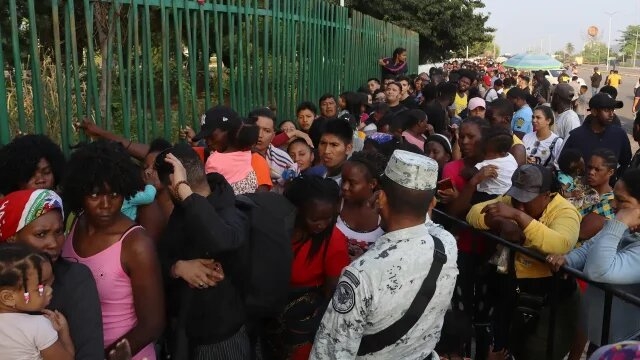 Migrantes protestan en la frontera sur de México por suspensión de permisos de tránsito