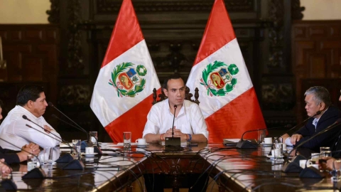 Presidente interino de Perú respalda ruptura diplomática con México