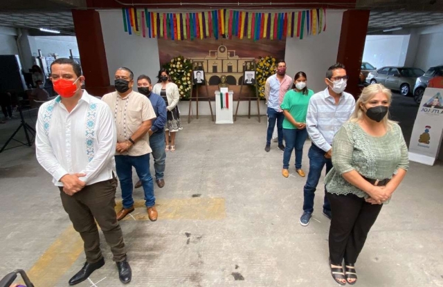  Familiares de los exalcaldes y autoridades municipales montaron una guardia de honor.