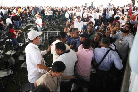 Ruslán Aranda, funcionario de  la presidencia aparce en la imagen con cachucha. 