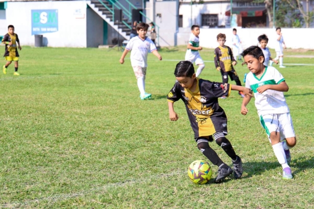 Inici&oacute; en Zacatepec el torneo de futbol infantil que pretende integrar a las familias, aprovechando la fiebre por este deporte durante el Mundial.