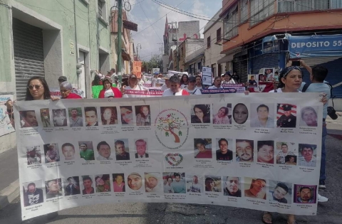 Grupos y familiares de víctimas caminaron ayer desde El Calvario hasta el zócalo de Cuernavaca. 