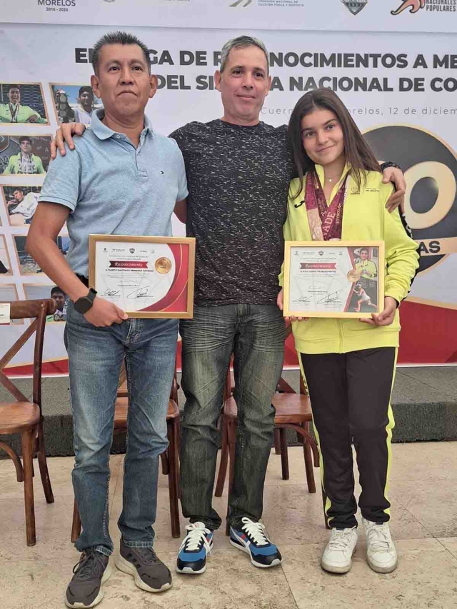  La tenista Azul López se colgó este año la medalla de plata en singles en los Juegos Nacionales Conade con sede en Tabasco, en 14 años y menores.