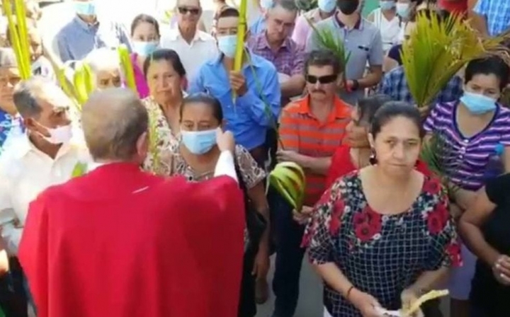 &quot;Es una babosada&quot;: sacerdote arranca cubrebocas a fieles.