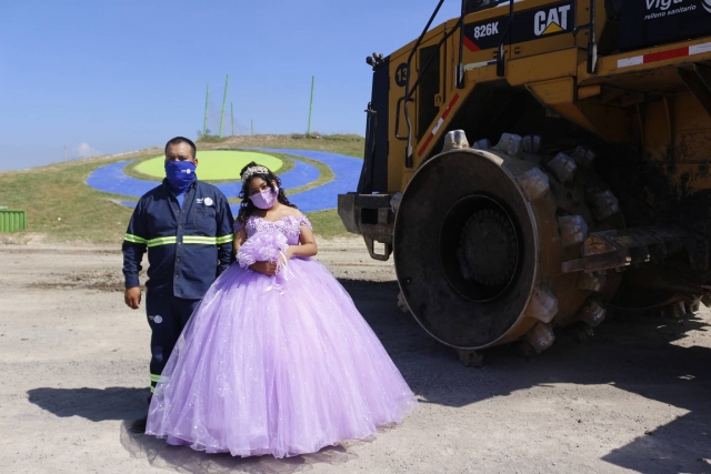 Quinceañera hace su sesión de fotos en el trabajo de su papá.