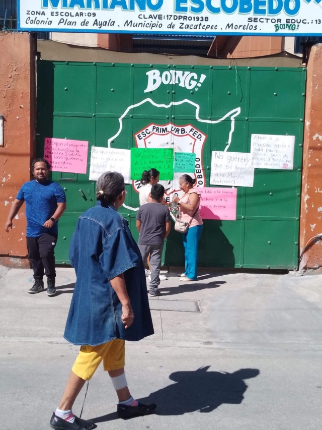 Con la toma del plantel y la revisión del trabajo de las maestras, autoridades educativas revocaron la decisión de retirar a la profesora de cuarto año del plantel y se reabrieron las instalaciones.