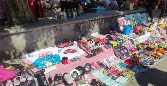 Hay toda clase de mercancías en el tianguis.