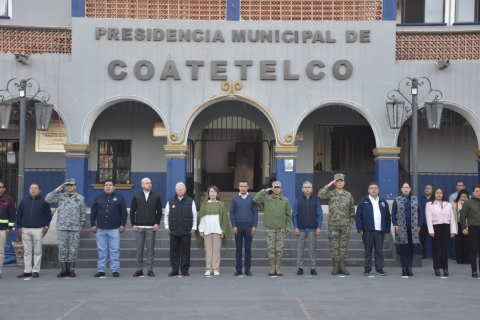 Encabeza gobernadora honores a la Bandera Nacional en Coatetelco