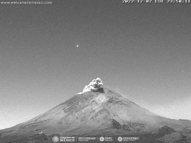 Vecinos reportaron caída de ceniza a causa de la exhalación del volcán.