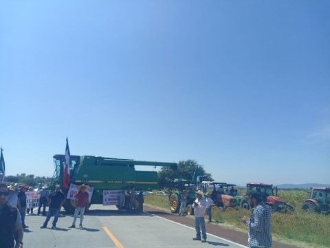 Integrantes del Movimiento Campesino Siglo XXI bloquean carretera, en Amayuca